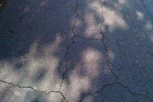 瀝青路面破裂應該怎么解決？  第2張